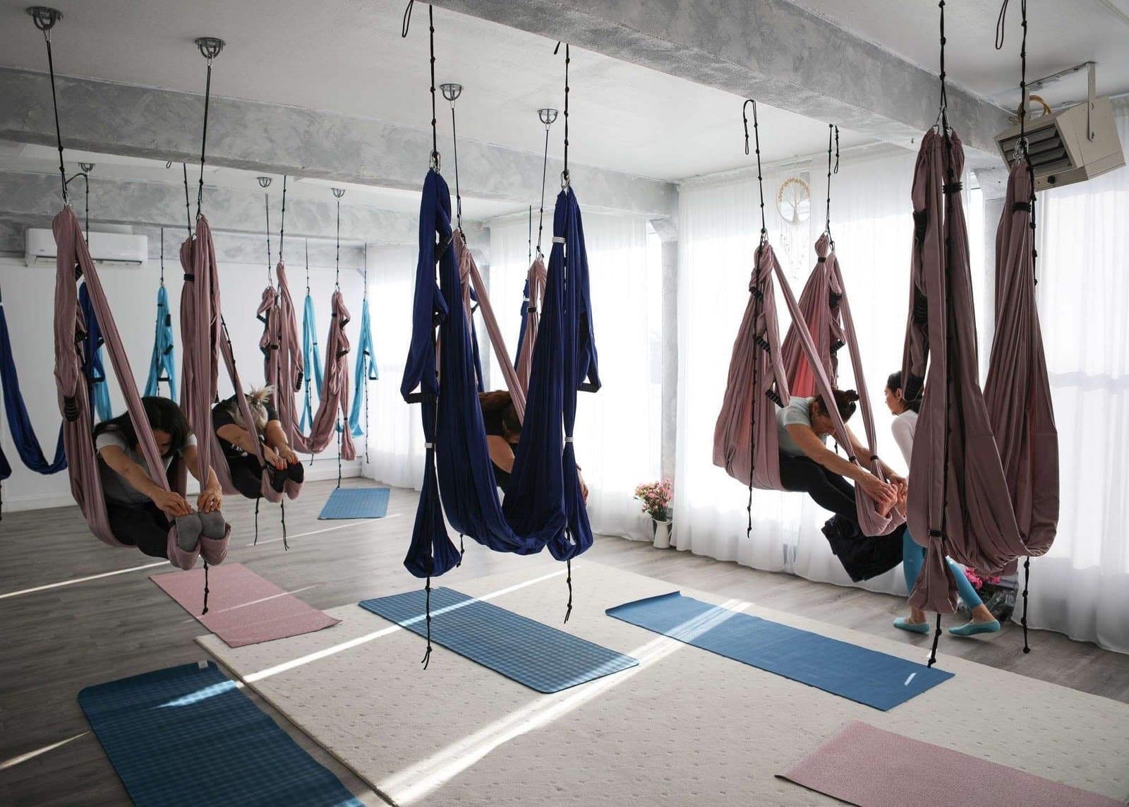 Women's Group Fly Yoga - Beginner