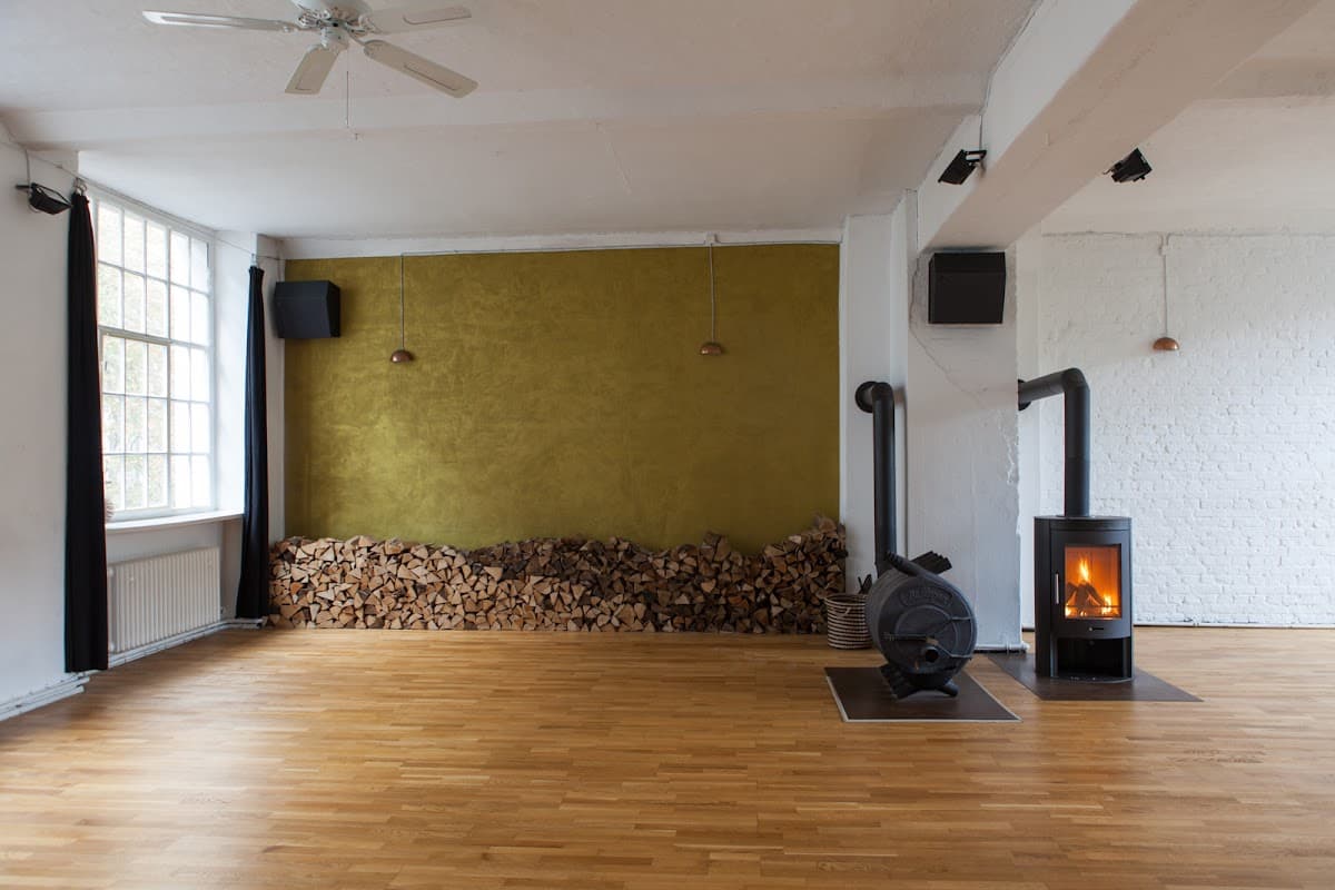 Yellow Yoga Studio Sonne