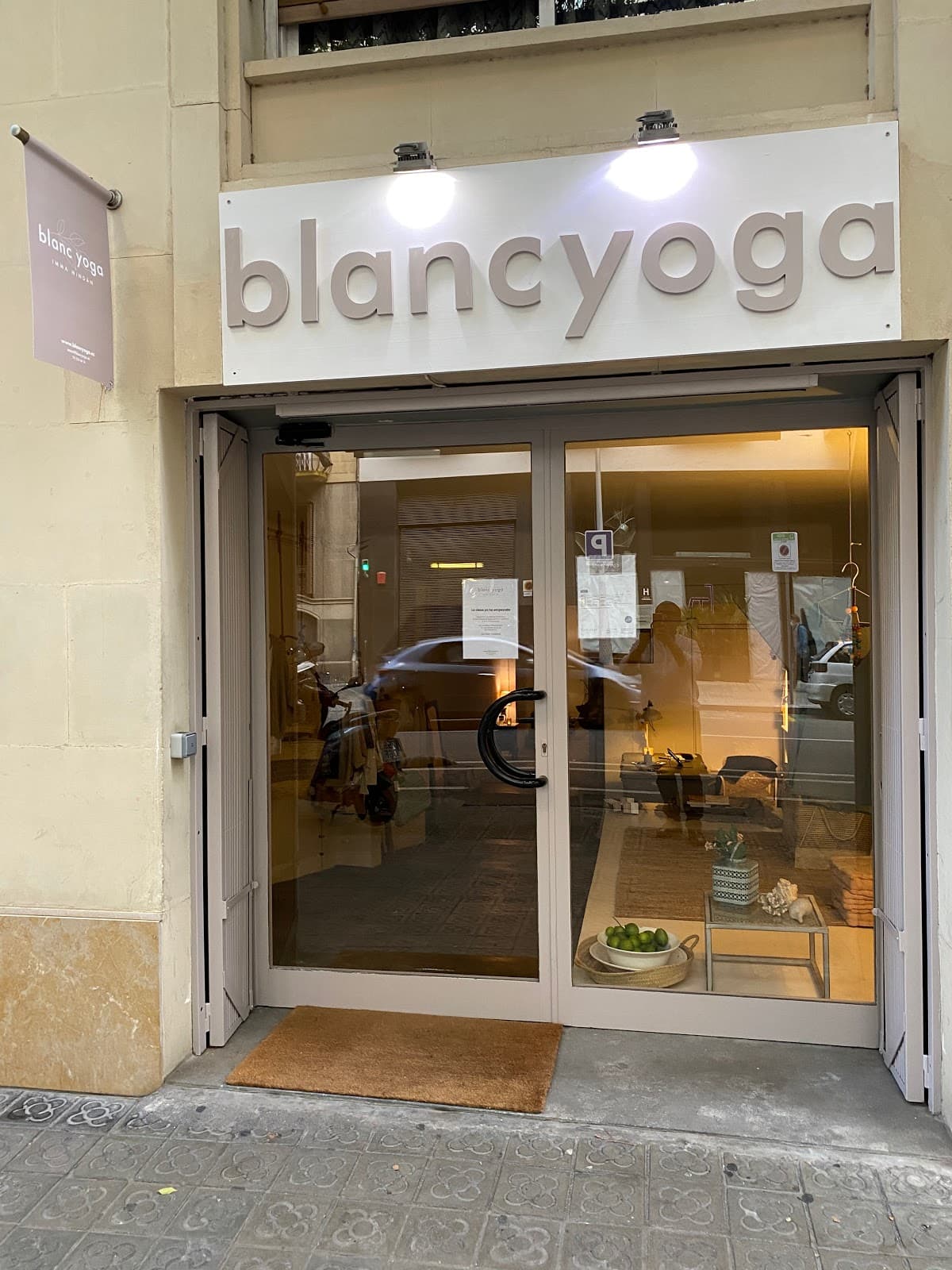 blanc yoga Eixample logo