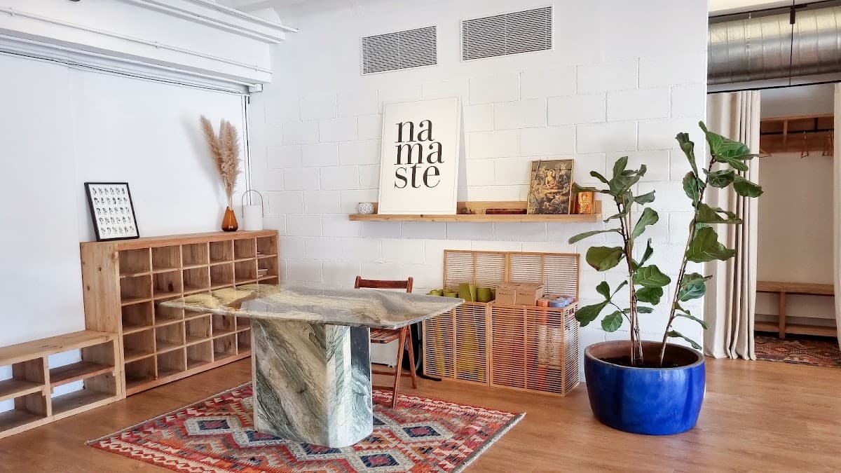 Mandiram Escuela de Yoga Poblenou logo