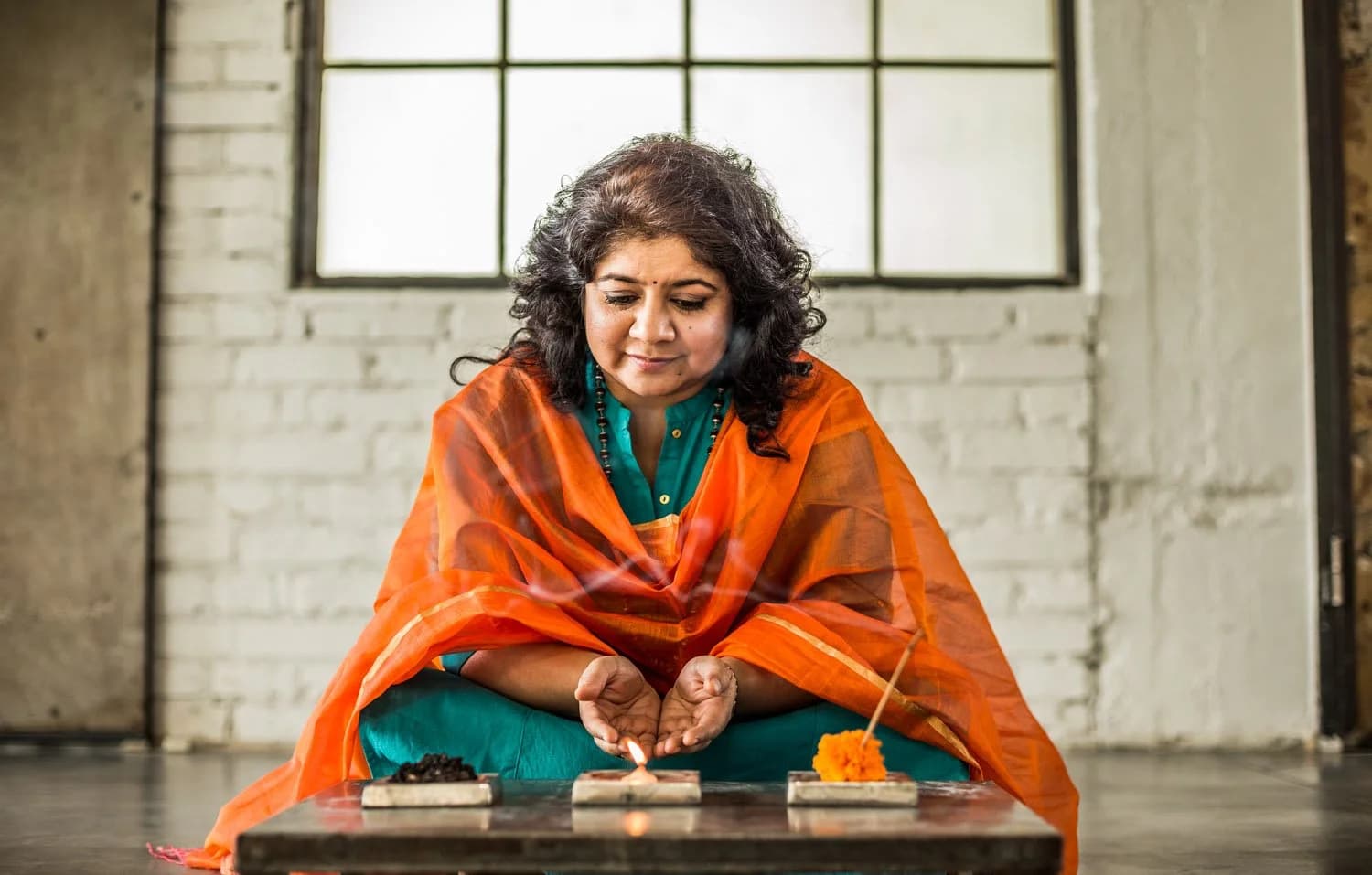 LIVING YOGA: INTEGRATING AYURVEDA, PRACTICE & PRESENCE