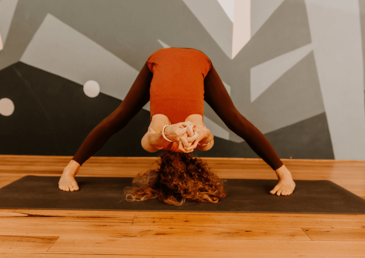 Yogahub Yoga Studio logo